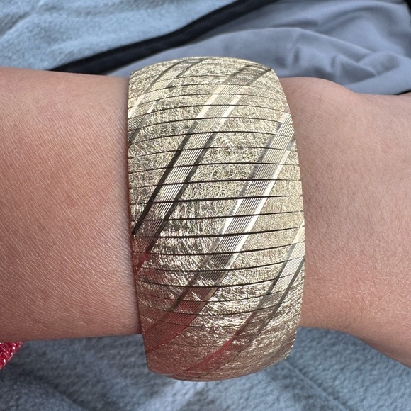 10KT Yellow Gold Italy Textured Wide Band Solid Gold Beacelet 6” - Picture 5 of 7